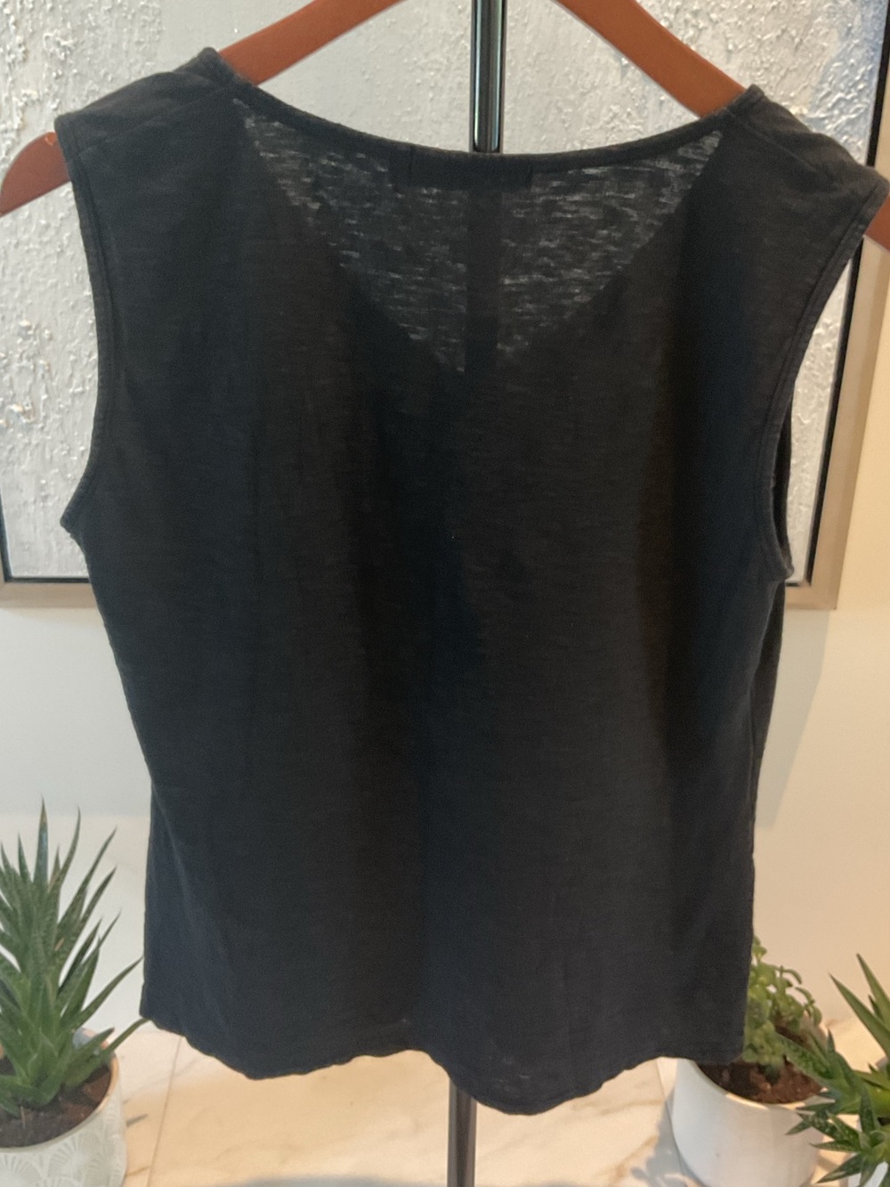 *Cut Loose* Classic Cut Black V-Neck Slub Linen Mix Sleeveless Tank Top. - Picture 3 of 7